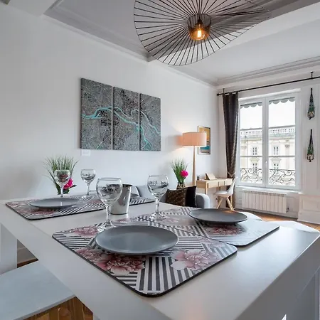 Host - De Luxe Aux Terreaux & Jacuzzi Appartement
