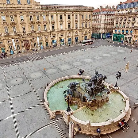 Host - De Luxe Aux Terreaux & Jacuzzi * ليون